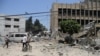 Palestinci traže žrtve ispred sjedišta UNRWA u Gazi, 23. jun 2024.