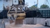 Muncitorii încarcă cereale într-un port din Izmail, Ucraina, 26 aprilie.