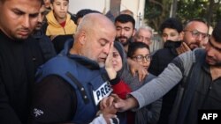 Šef ureda Al Jazeere u Gazi Wael Al-Dahdouh na sahrani sina Hamze Waela Dahdouha, novinara televizijske mreže Al Jazeera, 7. januara 2024.