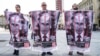 Protestatari cu imaginea președintelui rus Vladimir Putin în spatele gratiilor pentru acțiuni împotriva războiului din Ucraina, în orașul Torino, Italia, 20 august 2023.
