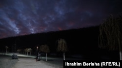Selimi trči kroz Germia Park dok prvi zraci svetlosti probijaju noćno nebo.