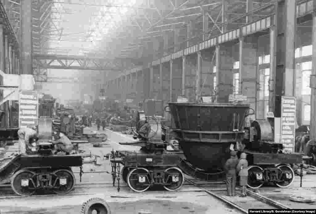 O uzină constructoare de mașini din Kramatorsk. Fabrica a fost construită în anii 1890, fiind apoi preluată și extinsă de guvernul sovietic.