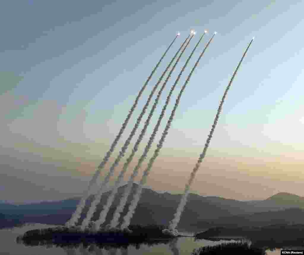 Un test de rachetă în Coreea de Nord, în luna martie a acestui an. Bugetul militar al Rusiei pentru anul 2023 ar fi urcat la peste 100 de miliarde de dolari, reprezentând o treime din toate cheltuielile statului, dar capacitatea sa de a produce vehicule blindate și muniții este în prezent mult sub numărul celor care se pierd în Ucraina. Se estimează că, în 2022, Rusia a tras peste 10 milioane de proiectile de artilerie pe câmpul de luptă. Se pare că țara este capabilă să producă maximum aproximativ 2 milioane de cartușe de artilerie pe an.