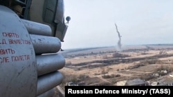 Российский вертолёт Ми-8 в воздухе (иллюстративное фото) 