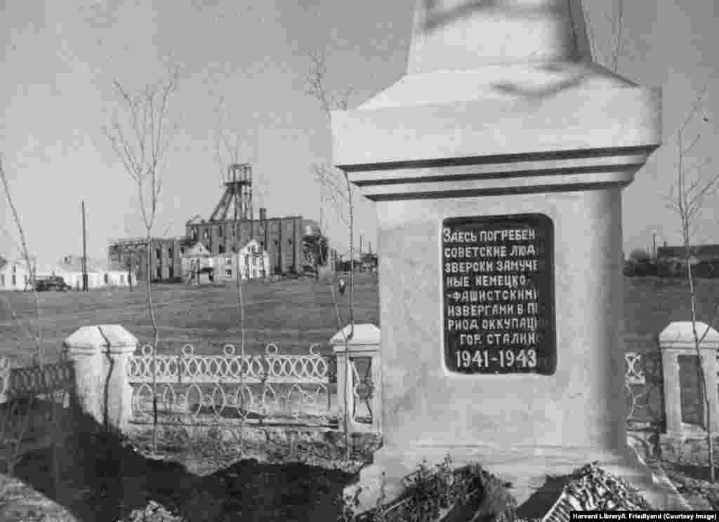 Un memorial lângă un coridor de mină neidentificat. Inscripția spune: &bdquo;Aici zac sovietici torturați cu cruzime până la moarte de către cruzii germano-fasciști în timpul ocupației orașului Stalino, 1941-1943&rdquo;. Milioane de ucraineni au murit în mâinile forțelor de ocupație conduse de naziști în timpul celui de-al Doilea Război Mondial, care a venit la scurt timp după ce populația Ucrainei sovietice a fost decimată de foametea provocată de Kremlin, cunoscută sub numele de Holodomor.