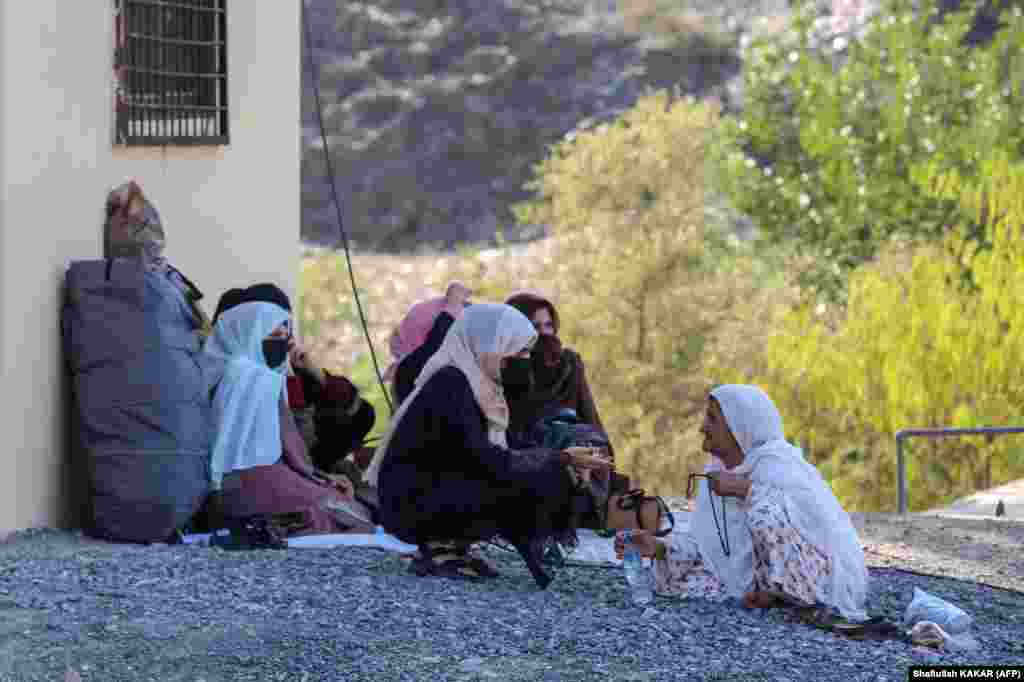 Afganistanske žene sjede uz cestu 11. septembra dok čekaju ponovno otvaranje graničnog prijelaza. Ekstremistička grupa Tehrik-e Taliban Pakistan (TTP), za koju se vjeruje da ima sjedište u Afganistanu, rekla je u izjavi od 6. septembra da je veliki broj njenih boraca ušao u Chitral.