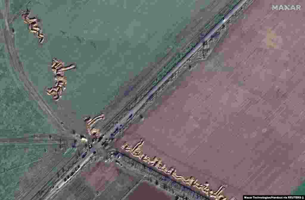 Imagine din satelit a fortificațiilor militare de la Medvedivka, în Crimeea ocupată de Rusia, pe 3 ianuarie. Analiza imaginilor din satelit realizată de RFE/RL arată că Moscova a fortificat peninsula Crimeea în așteptarea unei contraofensive ucrainene în primăvară.