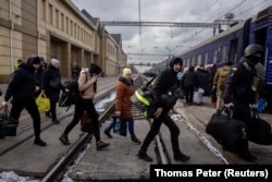 Refugiați din Avdiivka, în gara Pokrovsk, din apropiere de Kramatorsk, 20 februarie 2024