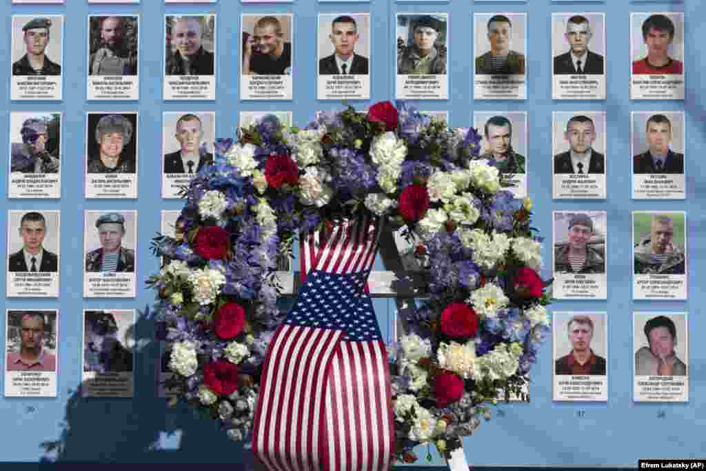 Coroana de flori depusă de președintele SUA, Joe Biden, la zidul memorial consacrat soldaților uciși în invazia rusească în Ucraina.&nbsp;