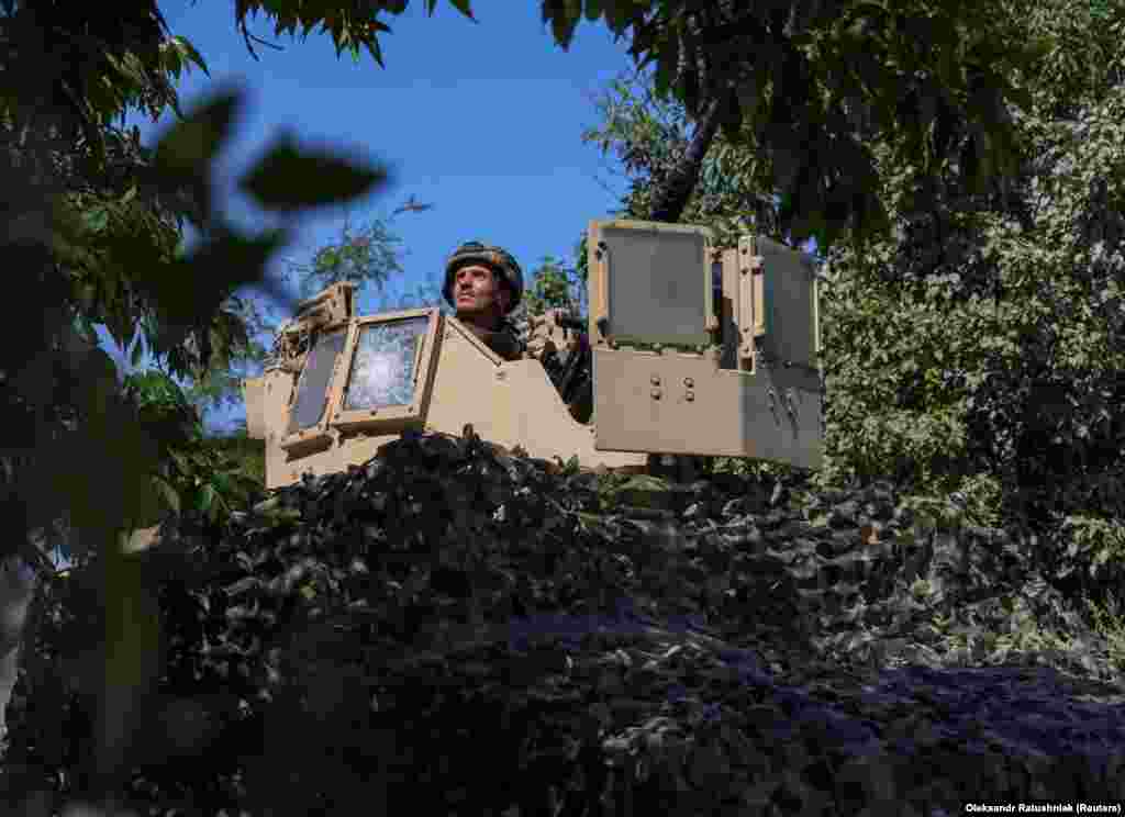 O unitate ucraineană de apărare antiaeriană camuflată, ascunsă printre copaci, veghează. &nbsp;