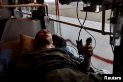 Ukrajinski vojnik i nedavni amputirac, Stasik, 45, reaguje dok jede čokoladicu koju je tražio od ukrajinskih medicinskih volontera dok je bio evakuisan s istočne linije fronta blizu Bahmuta u bolnicu u regiji Dnjepropetrovsk.