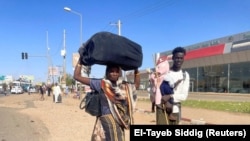 Ljudi se okupljaju na stanici kako bi pobjegli iz Kartuma tokom sukoba između paravojnih snaga za brzu potporu i vojske u Kartumu, Sudan, 19. aprila 2023.