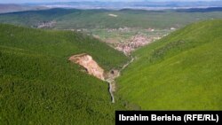 Bjeshka afër fshatit Shalë të Lipjanit ku po bëhet nxjerrja e gurit nga kompania, Arbëria Turist.