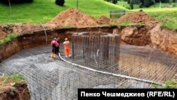 Postoji zabrinutost i oko “pokretne” strukture postavljene na tonama izlivenog betona te oko uticaja na životnu sredinu u bugarskim Rodopima.