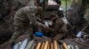 Ushtarët ukrainas përgatisin predha në Chasiv Yar, një fushëbetejë në rajonin e Donjeckut të Ukrainës, më 11 maj.