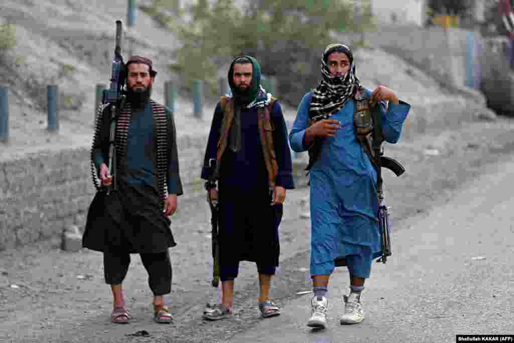 Naoružano talibansko osiguranje u blizini historijskog graničnog prijelaza 6. septembra nakon što je putovanje obustavljeno. Pakistan je bio jedna od samo tri zemlje koje su službeno priznale prethodnu talibansku vladu od 1996. do 2001. Ovaj put je Pakistan, kao i sve druge zemlje, uskratio priznanje.
