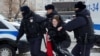 Policija je privela ženu tokom skupa u znak sjećanja na ruskog opozicionog lidera Alekseja Navaljnog kod spomenika "Zid žalosti žrtvama političke represije", u Moskvi 17. februara 2024.