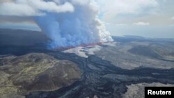 Vulkan izbacuje lavu i dim u blizini Grindavíka, na poluostrvu Reykjanes, Island, 29. maja 2024.