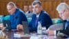 Premierul și cei doi vicepremieri nu renunță la aparatul propriu în numele economiei la buget.
