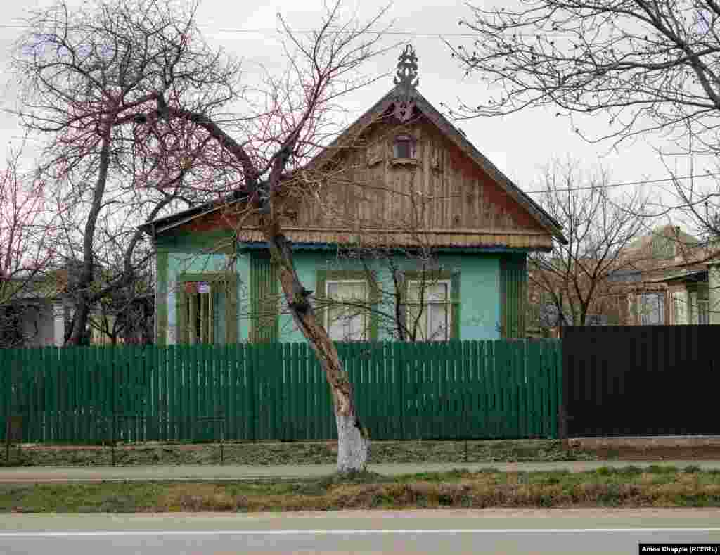 Decorațiile sunt cunoscute sub numele de „sulițe”. Dacă mergi pe ulițele satelor din sudul Moldovei, aproape fiecare casă este încoronată cu una.