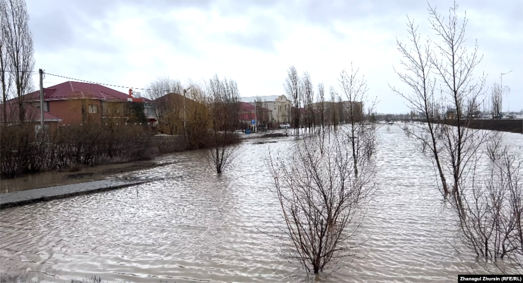 По информации акимата, в Актюбинском водохранилище за сутки объем воды увеличился более чем на 150 миллионов кубометров. Общий объем воды приблизился к максимальной отметке вместимости, и это предоставляет опасность для всего города. «Для предупреждения негативных последствий мы вынуждены осуществлять спуск воды. Сегодня прошу жителей садоводческих коллективов, расположенных вблизи реки Илек и возле реки Каргалы в районе моста Кирпичного дать согласие на эвакуацию и покинуть свои дома. Для нас важна ваша безопасность. Прошу отнестись к этому с пониманием», – говорится в сообщении от имени акима