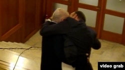Momentul atacului, surprins de camerele de supraveghere din Camera Deputaților.