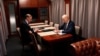 Joe Biden și consilierul său pentru securitate națională, Jake Sullivan, în tren, în ziua vizitei surpriză în Ucraina, 20 februarie 2023. Președintele american a călătorit cu trenul din Polonia până la Kiev timp de aproape 10 ore.