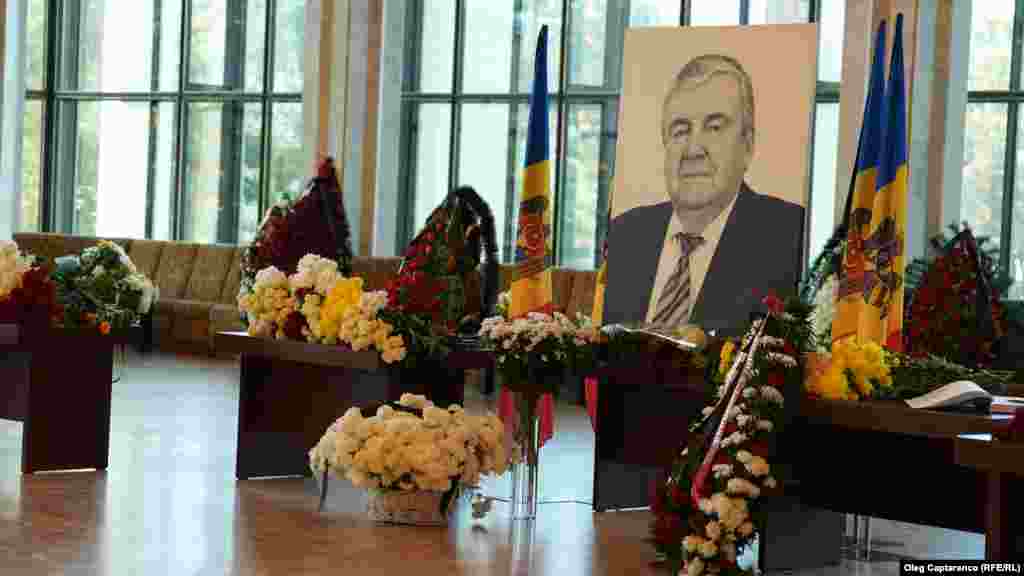 Mircea Snegur a fost președinte al RSS Moldova și apoi al Republicii Moldova în perioada 3 septembrie 1990 - 1 decembrie 1996. Fost activist al Partidului Comunist, în perioada renașterii naționale Mircea Snegur a avut un rol important în conferirea limbii române a statutului de limbă oficială, revenirea la drapelul tricolor și proclamarea independenței Republicii Moldova. 