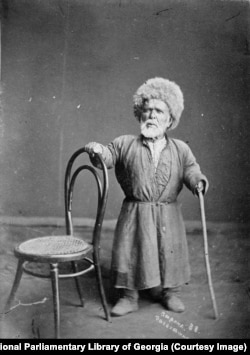 O fotografie intitulată „Piticul din Daghestan”