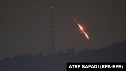 O vedere arată drone sau rachete deasupra Israelului. 
