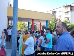 Numri i nxënësve në shkollat fillore dhe të mesme këtë vit në Shqipëri është zvogëluar në krahasim me vitin e kaluar, sipas drejtorive arsimore rajonale.