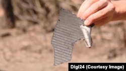 Posibile bucăți de dronă descoperite la Plauru, comuna Ceatalchioi, județul Tulcea, de reporterul Digi24
