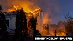 Ukrajinski spasioci gase požar nakon raketnog udara u Harkivu, Ukrajina, 10. 5. 2024.