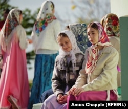 Fete lipovenești stau în fața bisericii în duminica de Paște în Sarichioi.