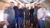 Președintele ucrainean Volodimir Zelenski, șeful canceleriei prezidențiale, ministrul de Interne și 5 comandanți care au apărat Azovstal în avionul cu care s-au întors din Turcia în Ucraina.