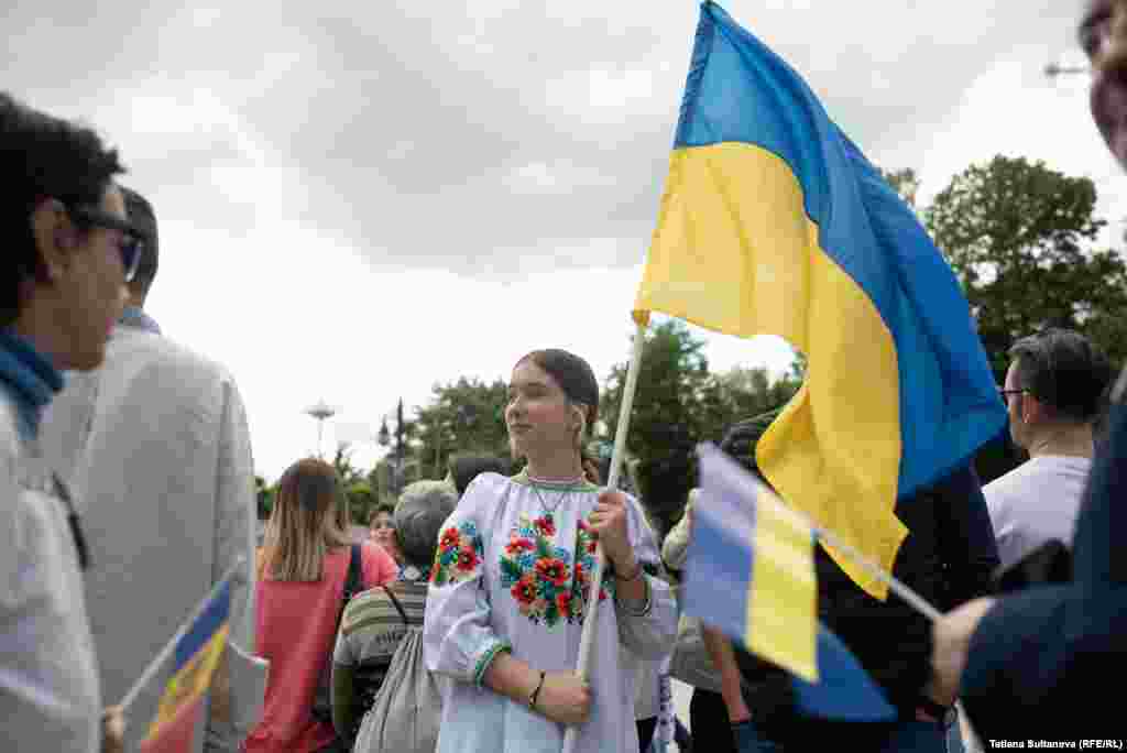 La Chișinău a fost organizat un eveniment dedicat celei de-a XI-a aniversări a Zilei Cămășii Ucrainene Vîșivanka. Vîșivanka, așa cum spun ucrainenii cămășii populare, este sărbătorită anual, în a treia zi de joi din luna mai. Tradiția a pornit de la studenții Facultății de Istorie, Științe Politice și Relații Internaționale de la Universitatea din Cernăuți. 