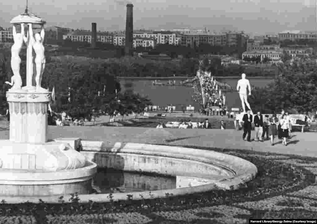 O vedere asupra Parcului Serbakova din Donețk arată un pod care a fost construit inițial de soldații sovietici în timpul luptei pentru oraș și ulterior devenit permanent. Parcul a fost numit pentru prima dată după Pavlo Postîșev, un comunist care a jucat un rol-cheie în distrugerea moștenirii religioase a Ucrainei și în Holodomor. După ce el a fost executat în 1938 pentru că a făcut parte dintr-o „organizație troțkistă de dreapta”, parcul a fost redenumit după funcționarul comunist Oleksandr Șcerbakov.