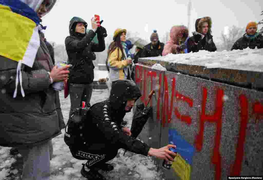 27 Februarie 2022: Un activist anti-război vandalizează monumentul. În Bulgaria, între 2020 și 2022 opiniile despre Putin erau destul de pozitive: până la 58% dintre bulgari îl susțineau. La doar câteva zile după invazie, procentul a scăzut la 32%.