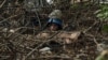 Soldat din Brigada a 3-a de asalt separat din Ucraina în tranșee, în timpul bombardamentelor rusești de lângă Bahmut