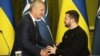 Secretarul general al NATO, Jens Stoltenberg (stânga) îl așteaptă pe președintele Volodimir Zelenski, miercuri, la inaugurarea Consiliului NATO-Ucraina. Kievul nu va primi acum invitația de a adera, e în război, dar va primi ajutor și promisiunea unui viitor în Alianță.