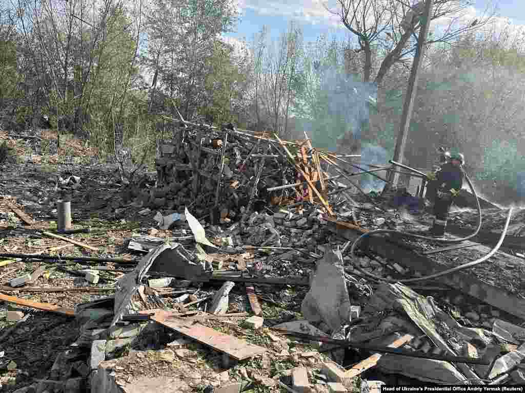 Vatrogasci na mestu udara rakete. Guverner oblasti Harkova Oleh Sinehubov rekao je da su kafić i prodavnica pogođeni u vreme ručka u selu Hroza u okrugu Kupjansk kada je tamo bilo mnogo civila