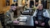 Un voluntar care urmează să se alăture Brigăzii 3 de Asalt Separate a Ucrainei discută cu ofițerii de recrutare (fotografie de arhivă)