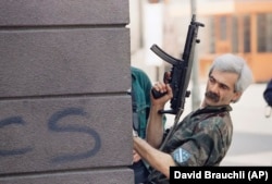 Vojnik armije RBiH u centru Sarajeva, 2. maj 1992.