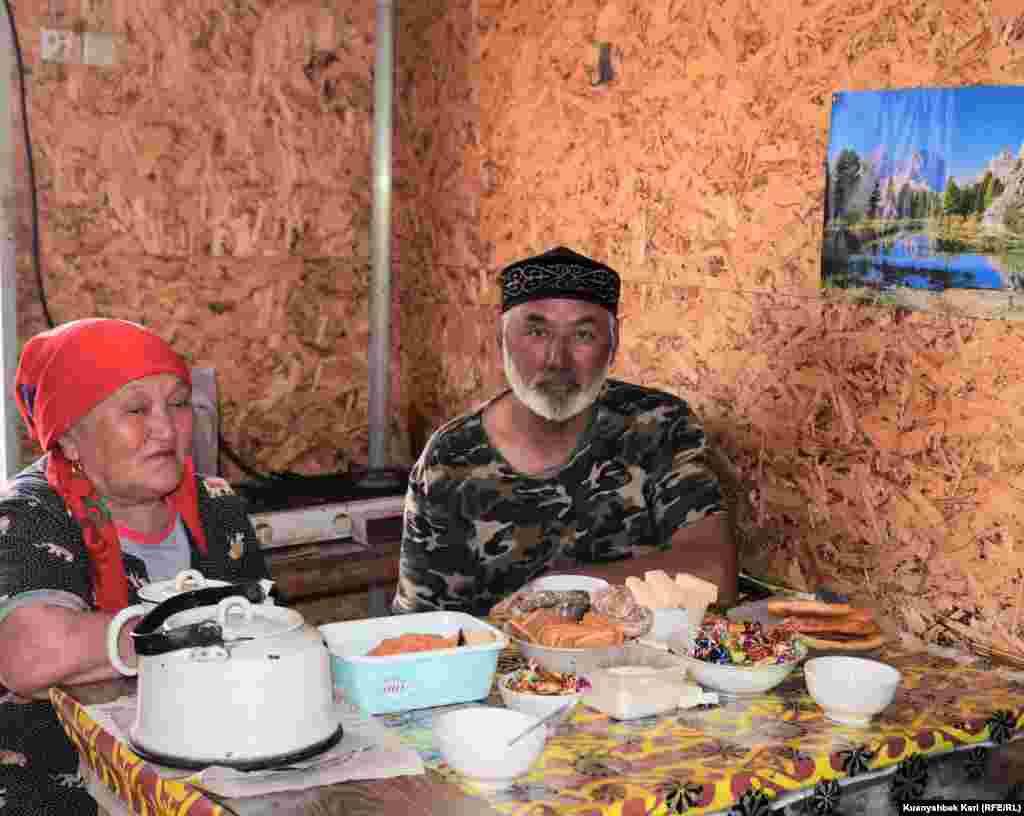 Farmer Toleš u svojoj kući. Hiljade ljudi žive uz granicu područja za testiranje. Mnogi žive na kontaminiranoj zemlji i bore se s bolestima za koje doktori kažu da su povezane sa kontaminacijom poligona. Stanovnici primaju državne beneficije za život u kontaminiranom području, ali se žale da su beneficije jedva dovoljne da im omoguće da sastave kraj s krajem.