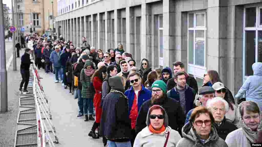 Szavazók a berlini orosz nagykövetség előtt az oroszországi elnökválasztás utolsó napján, 2024. március 17-én. Az exit poll felmérés szerint Putyin a szavazatok 87,8 százalékát szerezte meg, ami a legmagasabb eredmény Oroszország posztszovjet történetében. Az Egyesült Államok, Németország, az Egyesült Királyság és más nemzetek szerint a szavazás nem volt sem szabad, sem tisztességes a politikai ellenfelek bebörtönzése és a cenzúra miatt