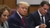 Donald Trump, în sala de judecată, unde i se aduc la cunoștință cele 34 de capete de acuzare și este trimis în judecată, pe 4 aprilie 2023