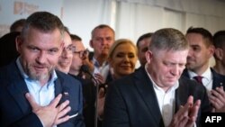 Peter Pellegrini (în stânga), candidat al alianței de la putere în Slovacia a câștigat turul al doilea al alegerilor prezidențiale organizate sâmbătă.