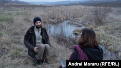 Petru Vinari, liderul inițiativei „Plantăm fapte bune în Moldova”, în timpul discuției cu autoarea podcastului „Laborator social”, Victoria Coroban.