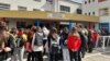 Nxënësit në oborrin e shkollës fillore "Gjon Buzuku" në Tiranë, Shqipëri.