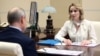 Moscova, 16 februarie 2023. Președintele rus Vladimir Putin și comisarul prezidențial rus pentru drepturile copilului, Maria Lvova-Belova. Pe 17 martie 2023, Curtea Penală Internațională (CPI) a emis un mandat de arestare a acestora.